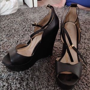 Black wedges